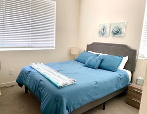 5 habitaciones, escritorio y tabla de planchar con plancha 