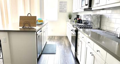 North LA Spacious/Family-Friendly New Home with 5 Bedrooms, 3 Baths, 6 Beds