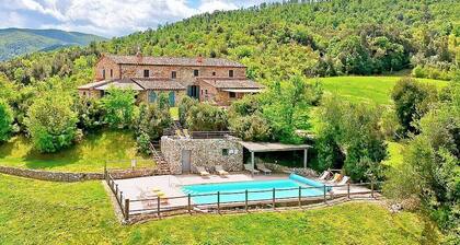 Villa Verbena: A characteristic and welcoming two-story villa surrounded by meadows and by green hills, with Free WI-FI.