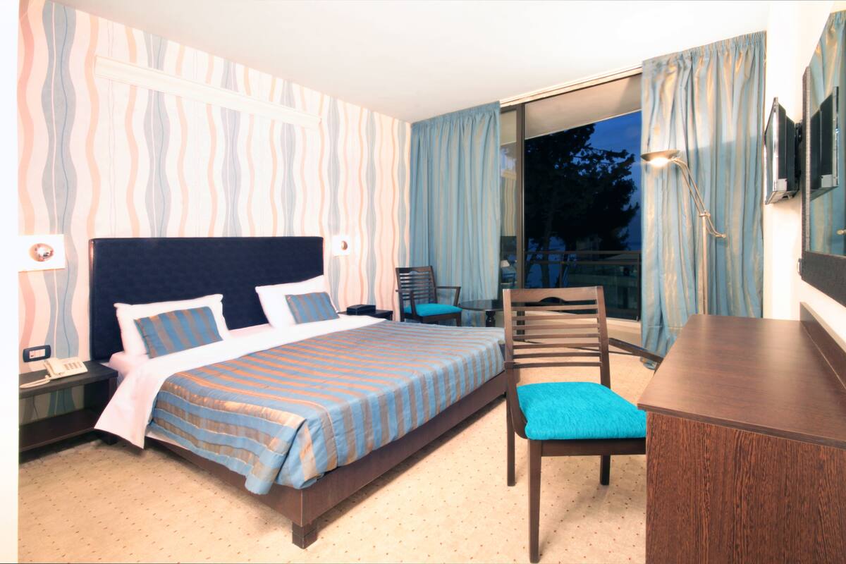 Chambre Deluxe double ou avec lits jumeaux | Accès au Wi-Fi (inclus)