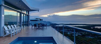 Spacious Villa, Pool, Gorgeous Views, WIFI, Great for Groups & Families, close to Seven Seas Beach