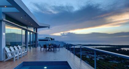Spacious Villa, Pool, Gorgeous Views, WIFI, Great for Groups & Families, close to Seven Seas Beach