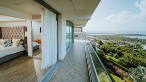 Un balcon moderne offrant une vue sur un paysage côtier.