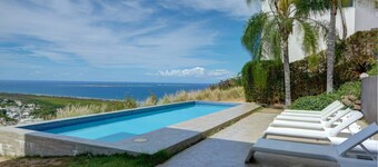 Pool, Walk out Patio Area w/ Kitchen,Great for Families,WIFI, Large Villa, Close to Seven Seas Beach