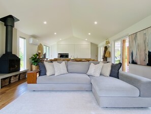 Smart TV, fireplace, Netflix, streaming services