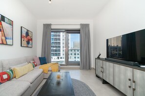 Leilighet – deluxe | Oppholdsområde | En 51-tommers smart-TV med kabel-kanaler samt TV