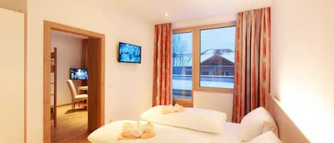 1 habitación, escritorio, cunas y cuna de viaje