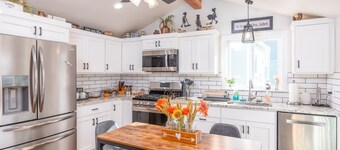 charming 2-bedroom pioneer home near brian head ski resort and national parks in