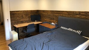 A bedroom with a bed, a desk, and a chair. - Cozy vacation apartment (Ofterschwang)