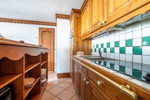 Kühlschrank, Mikrowelle, Herdplatte, Geschirrspüler