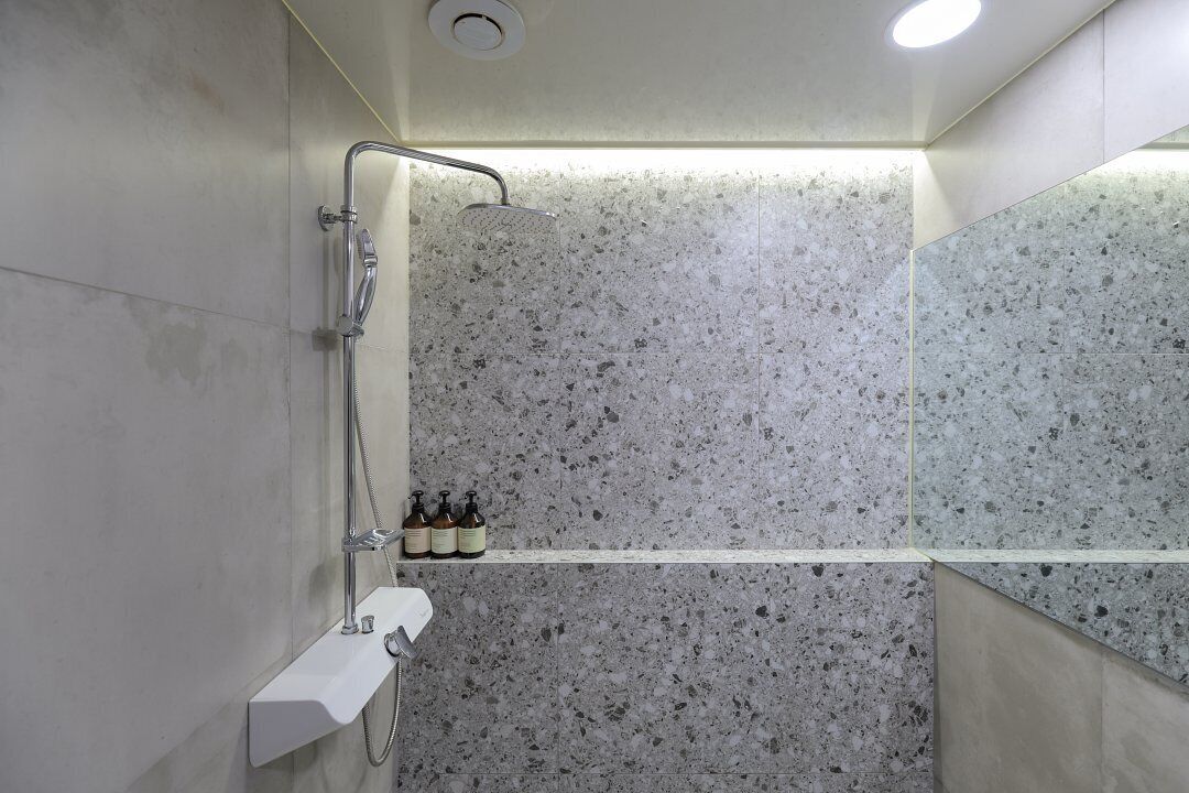 Habitación Deluxe doble | Baño | Secador de pelo, albornoces, bidé y toallas