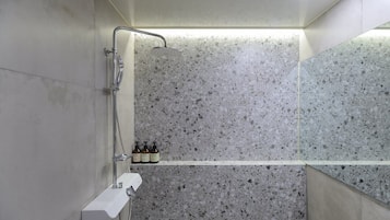 Deluxe-herbergi með tvíbreiðu rúmi | Baðherbergi | Hárblásari, baðsloppar, skolskál, handklæði