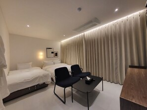 Chambre Premier avec lits jumeaux | Salle de bain | Séchoir à cheveux, peignoirs, bidet, serviettes fournies
