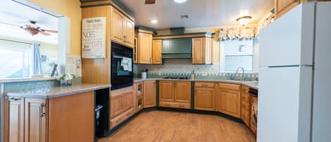 Mikrowelle, Geschirrspüler, Wasserkocher mit Kaffee-/Teezubehör