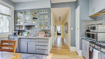 Réfrigérateur, four à micro-ondes, un four, surface de cuisson