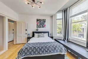 4 slaapkamers, een bureau, een strijkplank/strijkijzer, gratis wifi