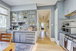 Een koelkast, een magnetron, een oven, een kookplaat