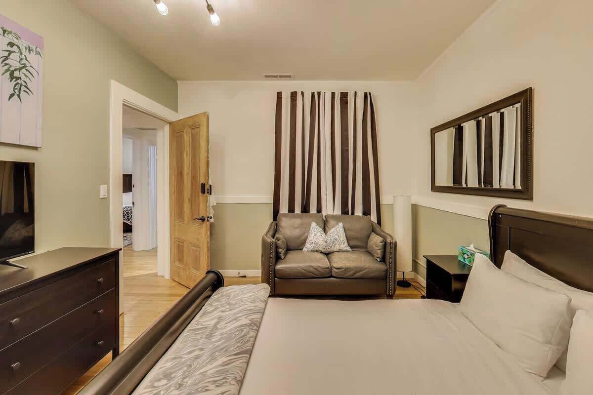 4 bedrooms, desk, iron/ironing board, free WiFi