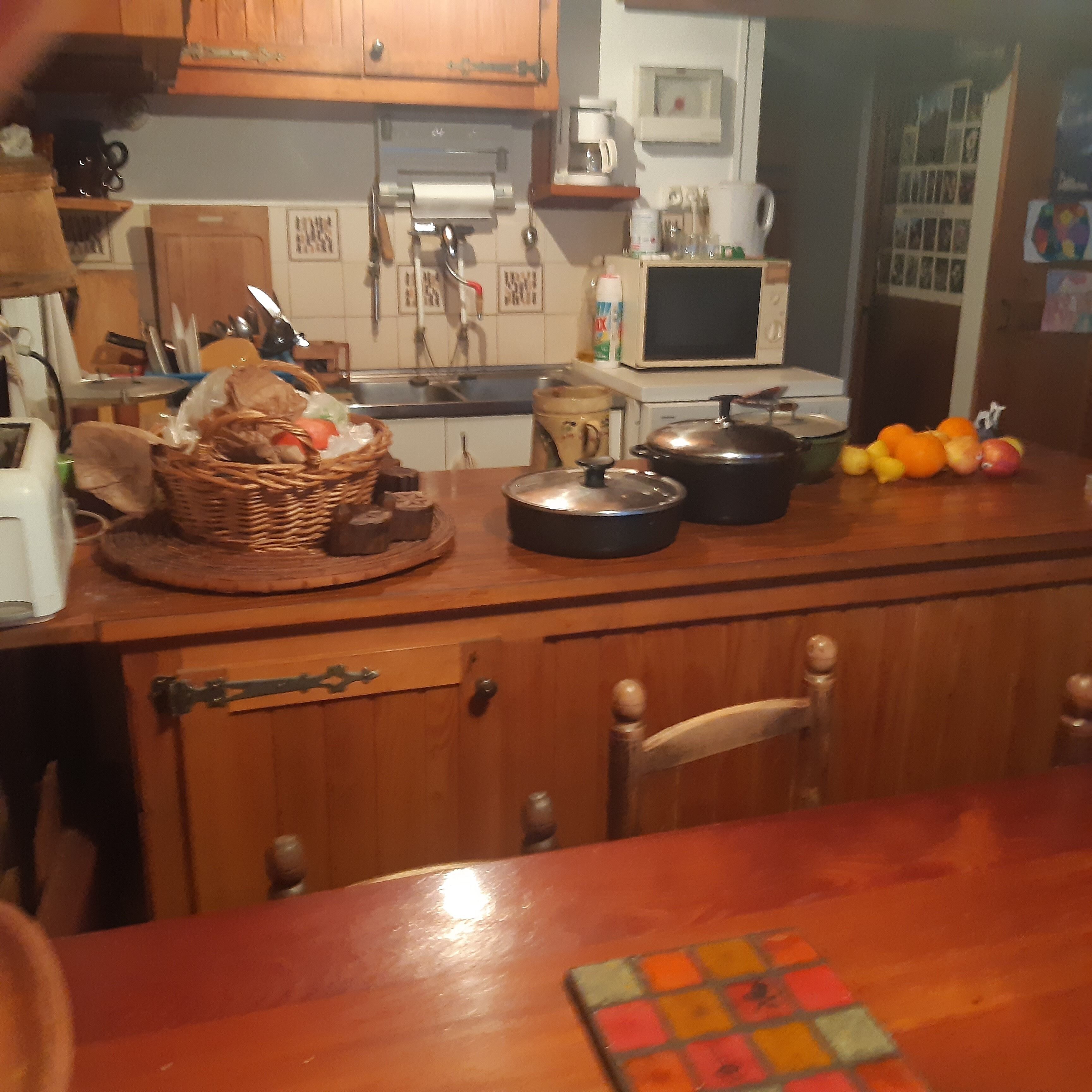 Een microgolfoven, een oven, een kookplaat, een vaatwasser