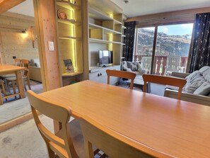 Flat-screen TV - Charming 2-Room Cabin - Ski-in/Ski-out - Includes Parking (Méribel)