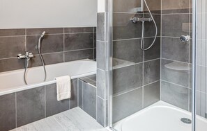 Combined shower/bathtub - 4 bedroom stunning home in Klütz (Klütz)
