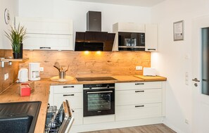 Kühlschrank, Mikrowelle, Herdplatte, Geschirrspüler