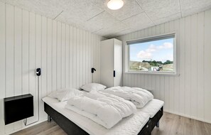 4 bedrooms, travel cot, free WiFi