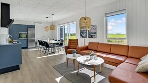 Una cucina moderna con zona pranzo e soggiorno.
