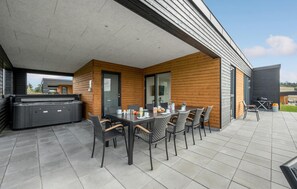 Outdoor dining - 4 bedroom stunning home in Løgstrup (Løgstrup)