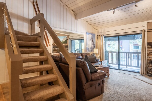 Een televisie en een open haard