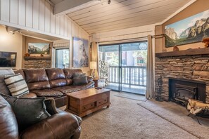 Een televisie en een open haard