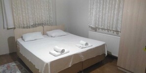 Hypo-allergenic bedding, memory foam beds, desk, laptop workspace - Efekaan Apart (Trabzon)