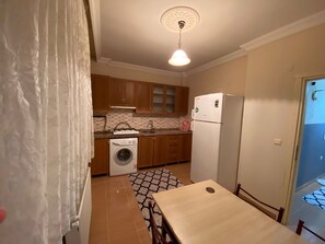 Basic Apartment, 3 Bedrooms, Private Bathroom | Private kitchen | Full-size fridge, stovetop, rice cooker, cookware/dishes/utensils - Efekaan Apart (Trabzon)