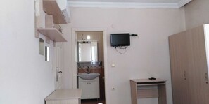 Hypo-allergenic bedding, memory foam beds, desk, laptop workspace - Efekaan Apart (Trabzon)