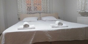 Hypo-allergenic bedding, memory foam beds, desk, laptop workspace - Efekaan Apart (Trabzon)