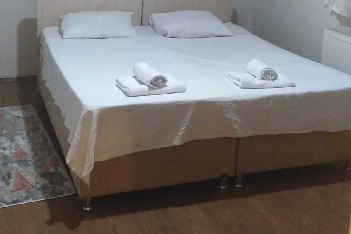 1 bedroom, hypo-allergenic bedding, memory-foam beds, desk