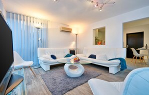 Smart TV, foosball, stereo - Gorgeous home in Vrtlinovec with sauna (Vrtlinovec)