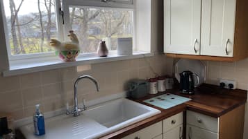 Casa | Cocina privada | Frigorífico, microondas, horno y placa de cocina