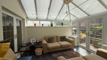 Casa | Sala d'estar | Televisor de 32 polzades amb canals digitals i llar de foc