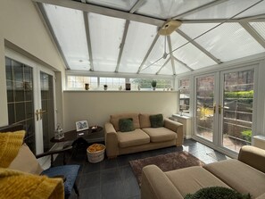 Ferienhaus | Wohnbereich | 32-Zoll-Fernseher mit Digitalempfang, Kamin