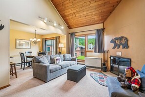 Televisión y chimenea 