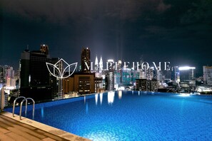 Outdoor pool, pool umbrellas, pool loungers - D'Majestic Premier Suites Kuala Lumpur (Kuala Lumpur)