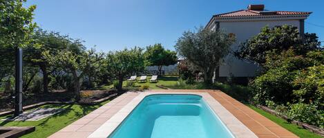 Alberca al aire libre y alberca climatizada