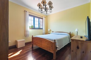 3 bedrooms, in-room safe, desk, iron/ironing board