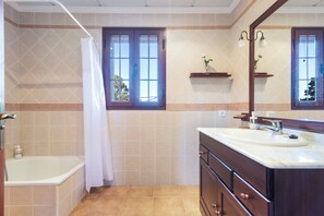 Combinació de dutxa i banyera, assecador de cabells, bidet i tovalloles
