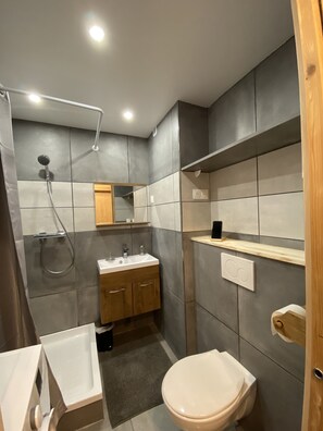 Dusche, Haartrockner, Handtücher, Seife