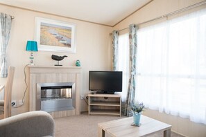 TV, fireplace, DVD player, books - Daisy 3 bedroom modern caravan on Haven's Award Winning Rockley Park (Poole)