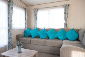 TV, fireplace, DVD player, books - Daisy 3 bedroom modern caravan on Haven's Award Winning Rockley Park (Poole)