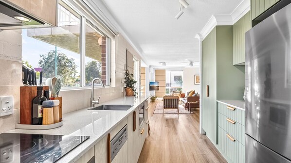 Microondas, horno, lavavajillas y utensilios de cocina 