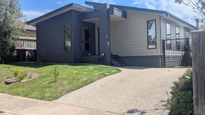 Exterior - Thruxton, Family holiday home, walk to beach, billiard table, WIFI (Cowes)